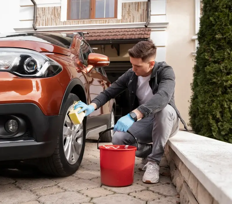 Lavage auto à domicile Tolla : professionnel intervenant sur un véhicule